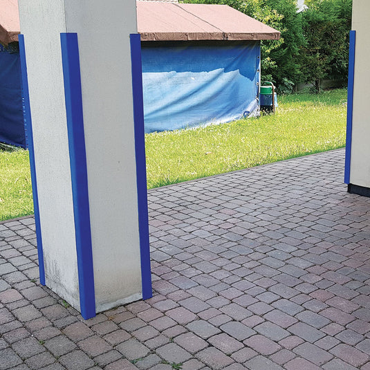 Angolari blu applicati con colla su pilastri all'esterno di una scuola