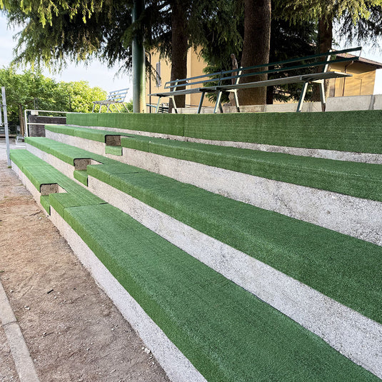Erba sintetica con gomma morbida applicata su gradoni tribuna in cemento