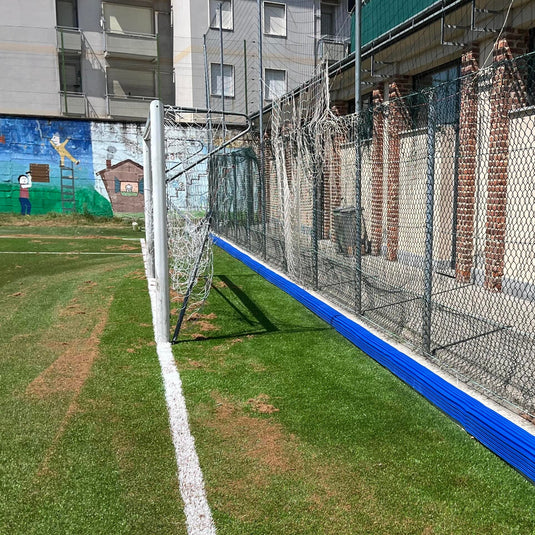 Protezione antitrauma per cordolo cemento campo sportivo