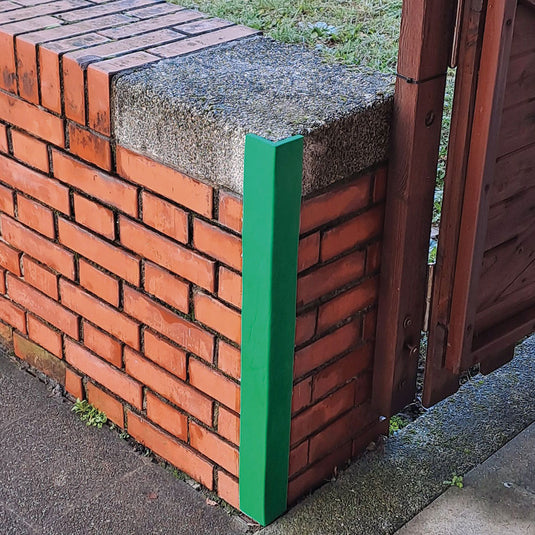 Angolare verde tagliato su misura per il bordo in pietra di un muretto scolastico