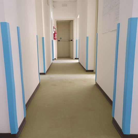 Angolari di colore celeste applicati in un corridoio scolastico